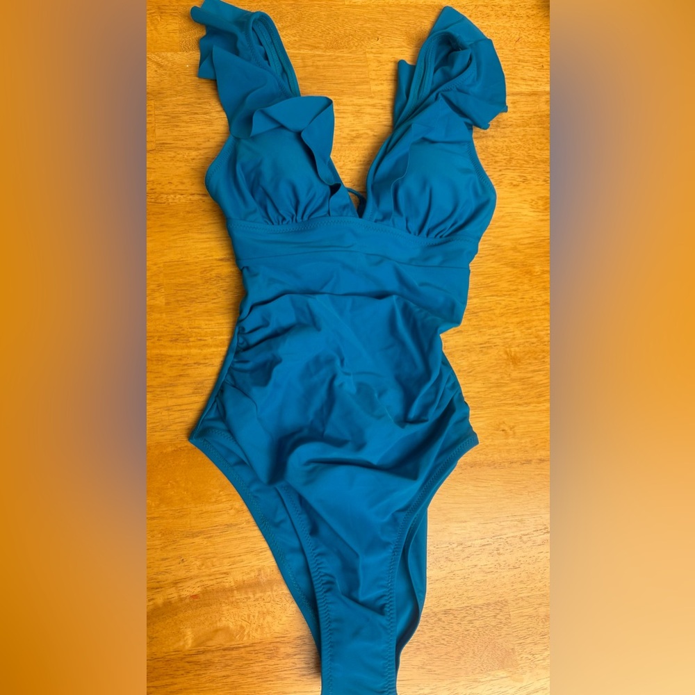 CUPSHE Women's Ruffled One Piece Swimsuit V Neck Lace Up